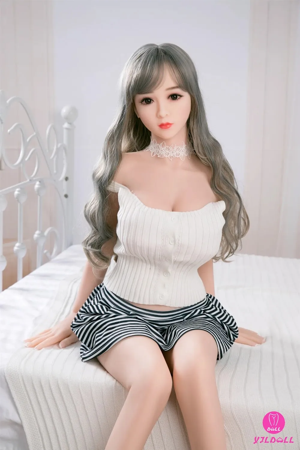 Fu Yan YJLDOLL en TPE 148 cm vêtue d’un haut blanc opaque et d’une jupe rayée